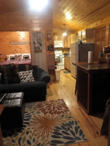 Little River Cabin. At the rim of the Canyon. Quaint, quiet and relaxing.