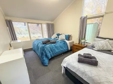 Cozy, well appointed unit near centre of Jindabyne and 30mins to snowfields. Отели рядом с достопримечательностью «Сноуи Маунтинс Граммар Скул»