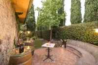 Villa Carla in Murlo, 300sqm detached villa with garden veranda and swimming pool. Hotels in Murlo