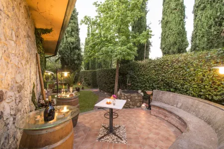 Villa Carla in Murlo, 300sqm detached villa with garden veranda and swimming pool.