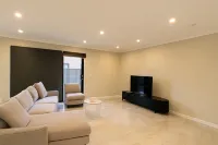 CasaAria: Spacious 4-bedroom house. Modern, Contemporary, Luxe Linens Hotels in Truganina