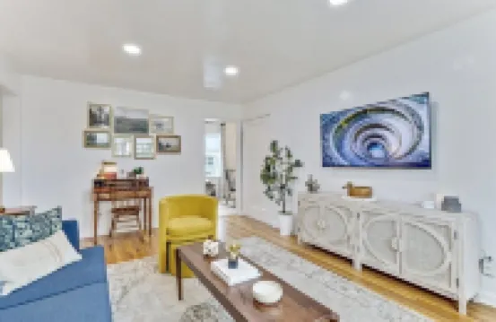 Designer 2 bd apt / 1 King Bed /blocks from U of U