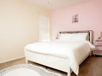 Charming 3-bedroom 6 beds. 2.5 bath. Pools access house with WiFi and AC in Kyle Hotels in Kyle