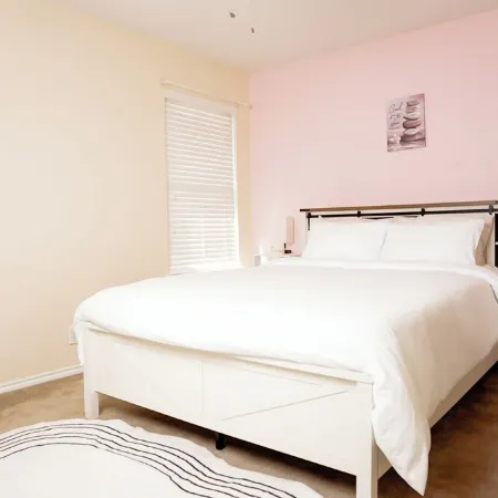 Charming 3-bedroom 6 beds. 2.5 bath. Pools access house with WiFi and AC in Kyle