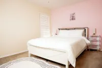 Charming 3-bedroom 6 beds. 2.5 bath. Pools access house with WiFi and AC in Kyle