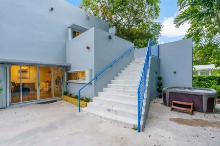 Stunning 3 BR/2 BA Split-Level w Rooftop & Hot Tub Near Miami University