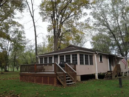 KD CottagesPrivate 2-bedroom tan cottage on Dunnings Creek, in Bedford County