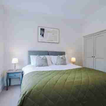 Modern 3 Bed House with Free Parking Rooms