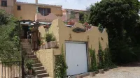 Mini Villa with large courtyard, direct sea access 150 m, closed garage, parking, WIFI Hotels in Linguizzetta