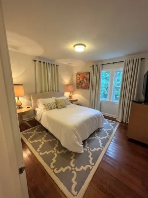 Private, wooded, and convenient cottage just blocks from SOMC Các khách sạn ở Portsmouth