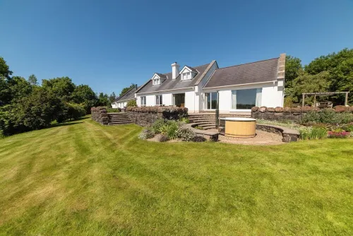 Dundarragh Lodge, Stunning North Coast Villa With River Views & Hot Tub For 20+ Hotels in Coleraine