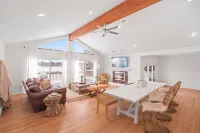 Luxury Lakefront Escape - 25 mins from Lake Geneva w/ Boat Rental