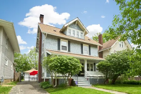 Funky Fabulous Fun House - 5 Bedrooms