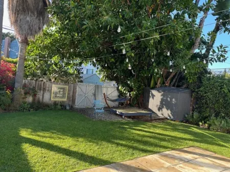 Kong Guest H-5 mins walk to Venice Canal and Beach, Abbot Kinney's famous street Отели рядом с достопримечательностью «Аббот Кинни Бульвар»