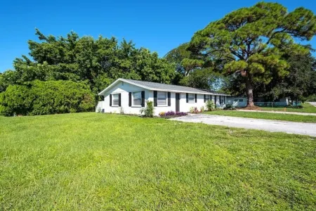 Pet friendly newly renovated bungalow Отели рядом с достопримечательностью «Биг Фиш»