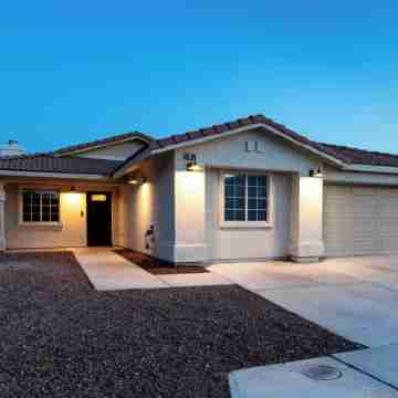 Desert Lux Oasis • All King Beds Hotel Exterior