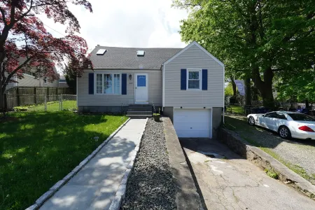 Norwalk Spacious Stay – Entire House + Fenced Yard + Parking + Laundry + Updated Отели рядом с достопримечательностью «Battle of the Rocks Monument, Norwalk, CT 06851»