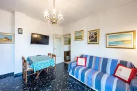 Comfortable central - large terrace-solarium - beach 4 minutes walk - bright Hotel a Arma di Taggia