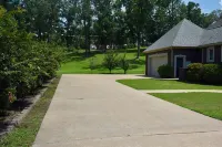 Spacious 4 Bed Island House on Lake Hamilton with Boat Slip