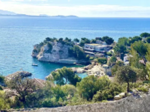 Appartement Fanny. Terrasse, vue mer Hotels in Le Rove