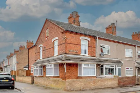 Spacious Beachfront Retreat with Parking | Your Perfect Getaway