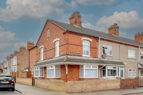 Spacious Beachfront Retreat with Parking | Your Perfect Getaway