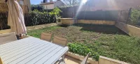 Quiet apartment, sleeps 4, garden-wi-fi parking Hotels in Venelles
