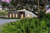 New Central Miami Home, Sleeps 20, 70' TV, Pool, Game Room, Spacious Backyard