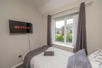 Full House | NEC Free Parking & Netflix Fast Wifi Hotels in Shirley