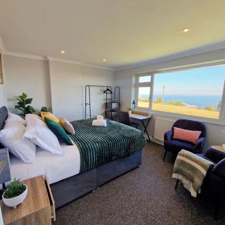 Luxury Sea View Retreat with Hot Tub – Sleeps 8 Отели в г. Дувр