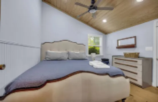 Charming 2-bedroom cabin in beautiful Mountain Rest on Lake Becky