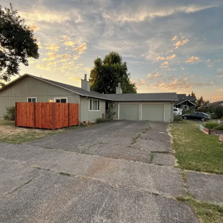 Charming and relaxing 2-bedroom house in quaint Springfield with AC.