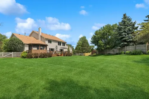 1/2 Acre Retreat: 100" TV, Open layout Navy Base and Six Flags Great America