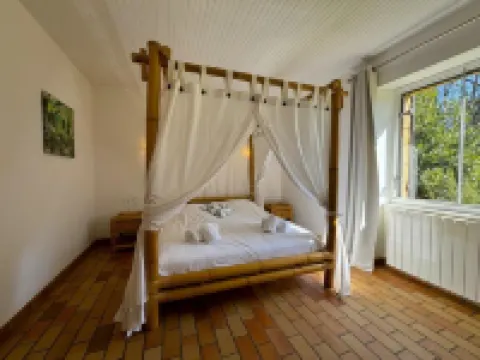 Stone house Les Chardonnerets with swimming pool