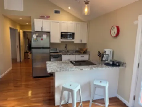 Suite44 - Large Sunny 1-BR Suite w/ Backyard+Patio