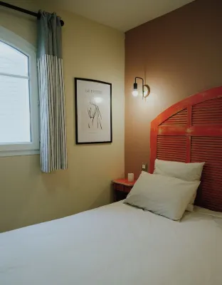 Air-conditioned apartment with swimming pool in a tourist residence in Callian 칼리안 호텔