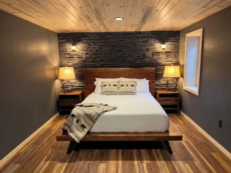 Trapper Creek Lodge, 2 HOMES Отели в г. Матануска-Суситна