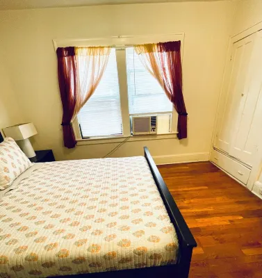 Cozy Stay Near UH, Cleveland Clinic & CWRU. Walk to Dining & Transit. Ideal