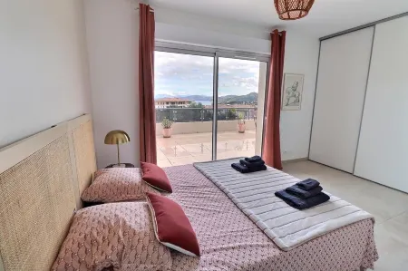New 3-bedroom apartment with sea view