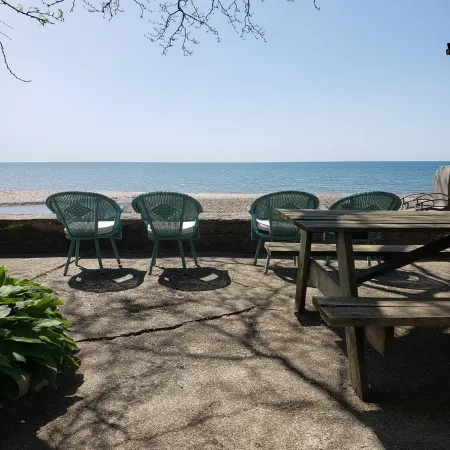 Waterfront cottage on the shores of Lake Erie. Beautiful lake front views!