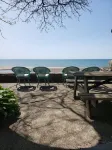 Waterfront cottage on the shores of Lake Erie. Beautiful lake front views! Hotel a Evans