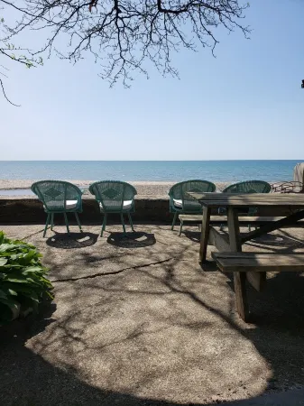 Waterfront cottage on the shores of Lake Erie. Beautiful lake front views!