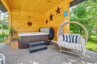Private Hot Tub, Deck! Group Getaway in Friendship