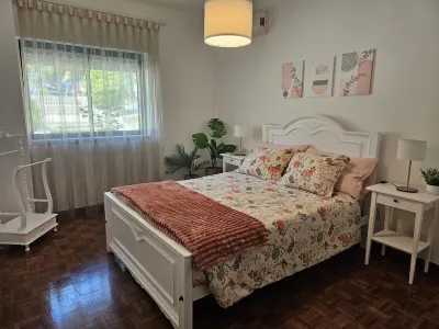 7km from the beach and 14km from downtown Lisbon. Cozy, family-friendly apartment! Hotels near 25 de Abril