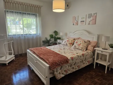 7km from the beach and 14km from downtown Lisbon. Cozy, family-friendly apartment!