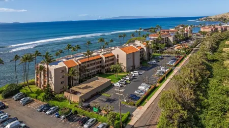 Paradise in Stunning Penthouse with A/C, parking, sleeps 6!Lauloa # 405
