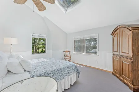 New To Market Farm House in Water Mill Отели рядом с достопримечательностью «Hank's Pumpkintown‎»