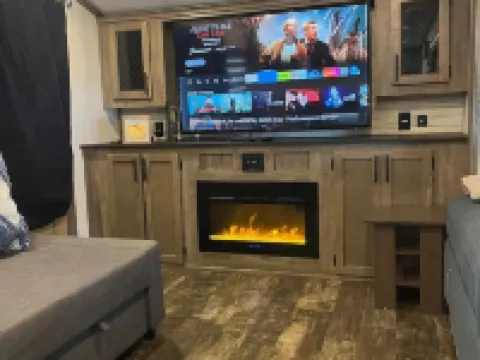 Cozy 2-bedroom RV with WiFi, A/C, full kitchen. Just walking distance from lake ナイスのホテル