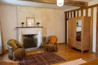 Cozy cottage for two on the prestigious Courtomer Estate — pets welcome! Hotels in Courtomer