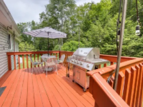 Catskills Getaway: 3BR Retreat w/ Media Room, Near Casino, Bethel Woods & More! 湯普森住宿飯店
